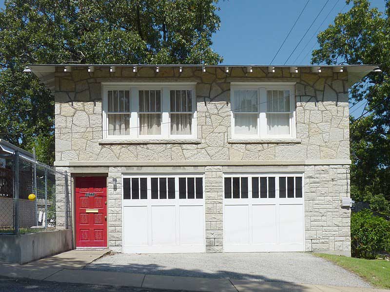 Bonnie and Clyde's Hideout in a Joplin Apartment Above a Garage