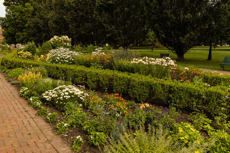 Huntington Gardens in Schiller Park